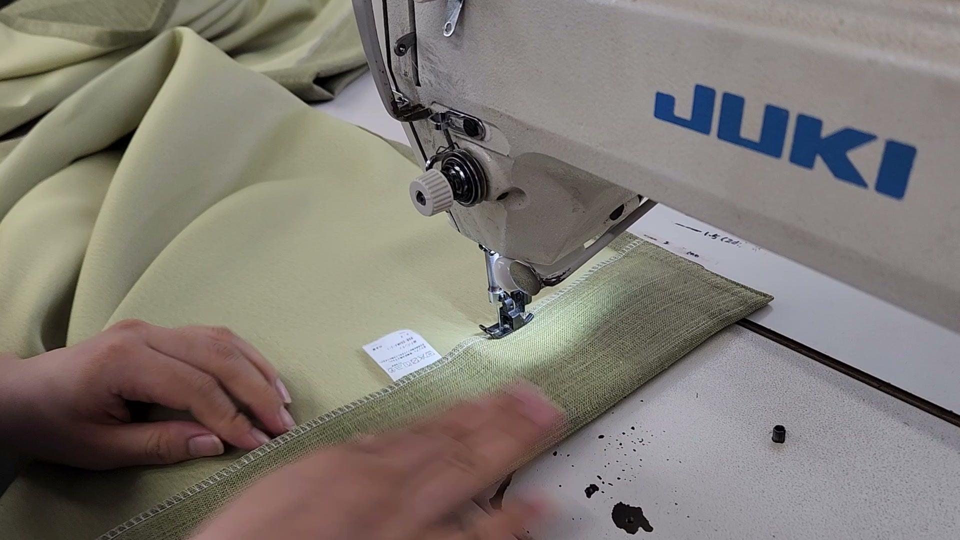 ラベルを縫い押さえる工程